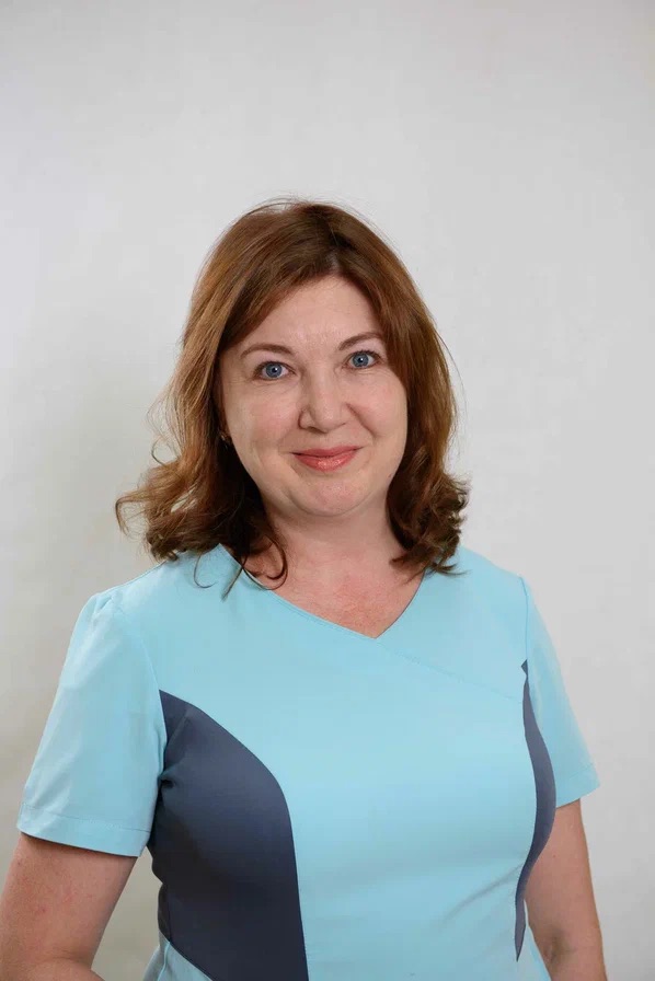 Yubka ostidagi oyoqlarning fotosuratlari